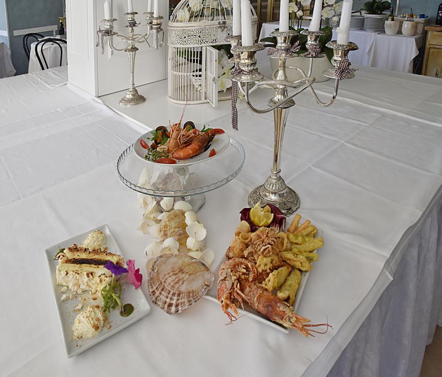 Hotel Continental Пиетра Лигуре Екстериор снимка