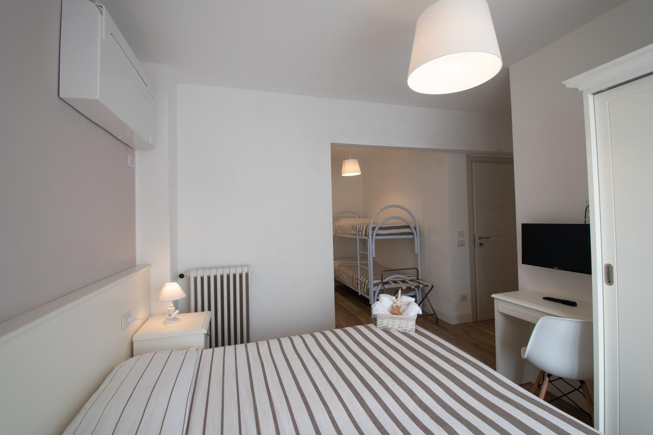 Hotel Continental Пиетра Лигуре Екстериор снимка