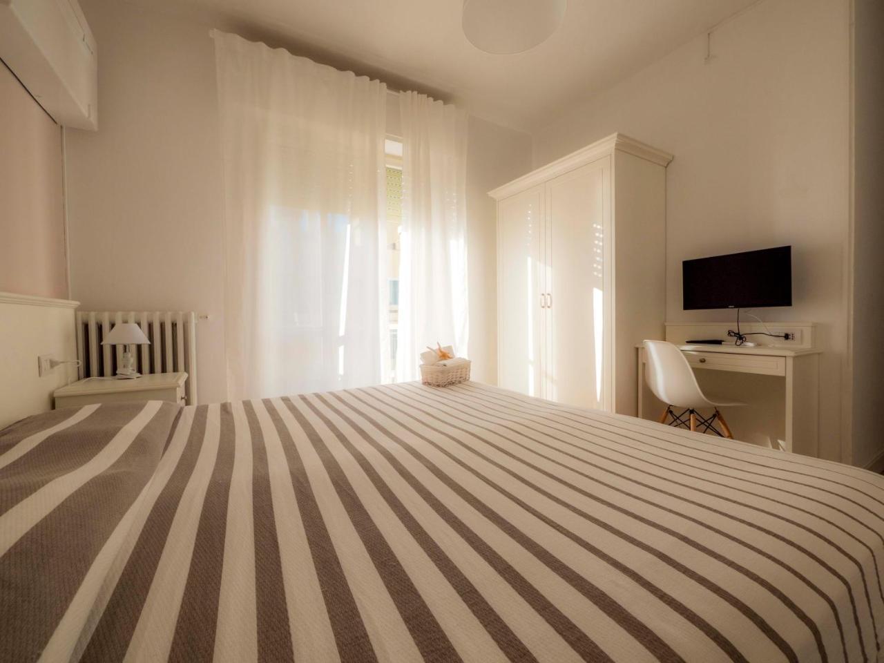 Hotel Continental Пиетра Лигуре Екстериор снимка