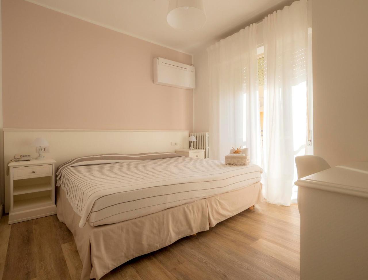 Hotel Continental Пиетра Лигуре Екстериор снимка