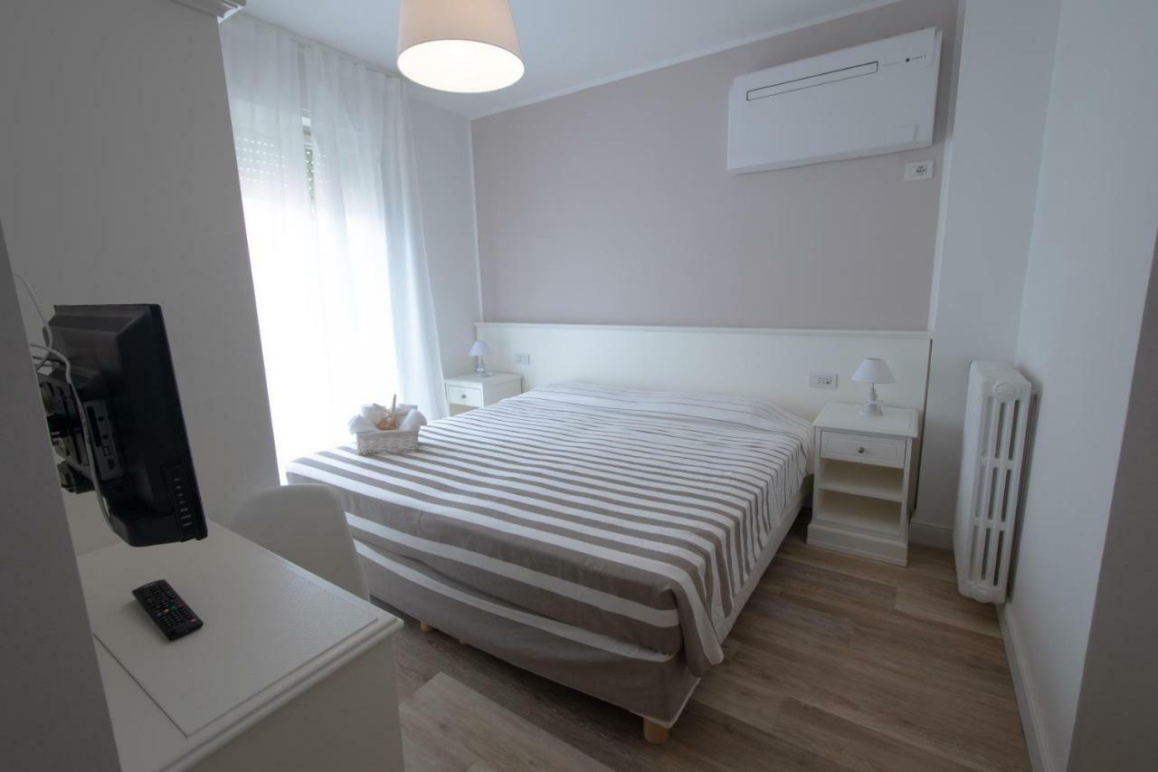 Hotel Continental Пиетра Лигуре Екстериор снимка