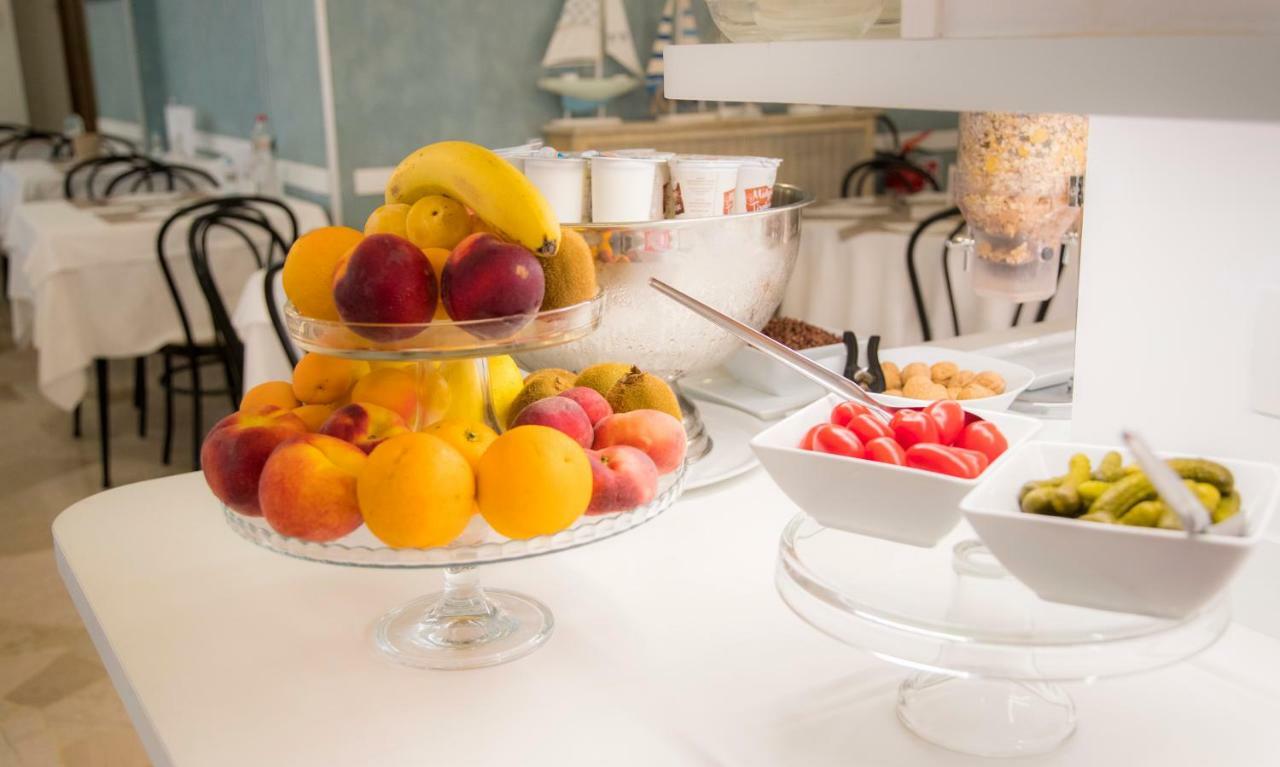 Hotel Continental Пиетра Лигуре Екстериор снимка
